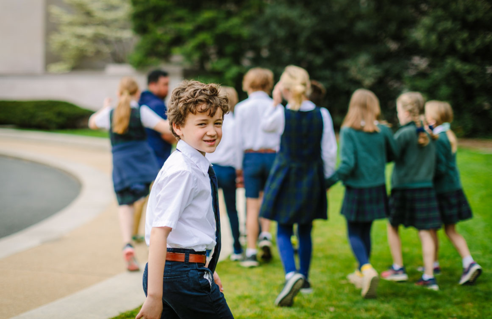 kids walking into an art museum (NGA)